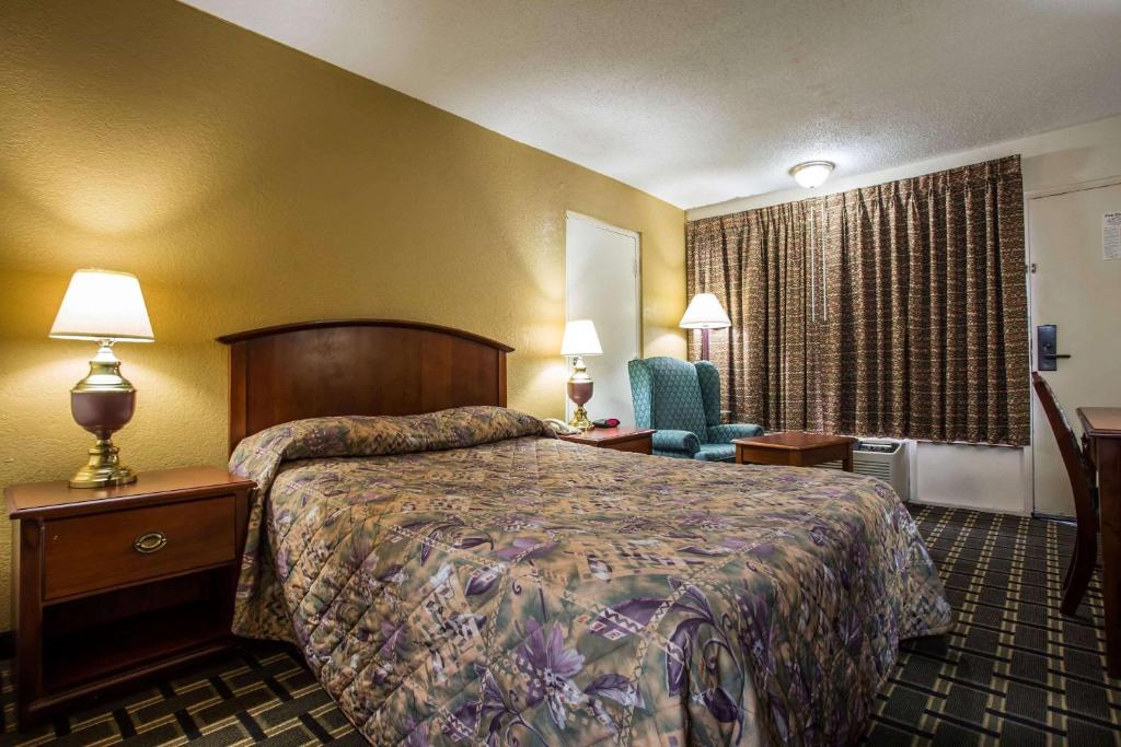Econo Lodge Salisbury image 17