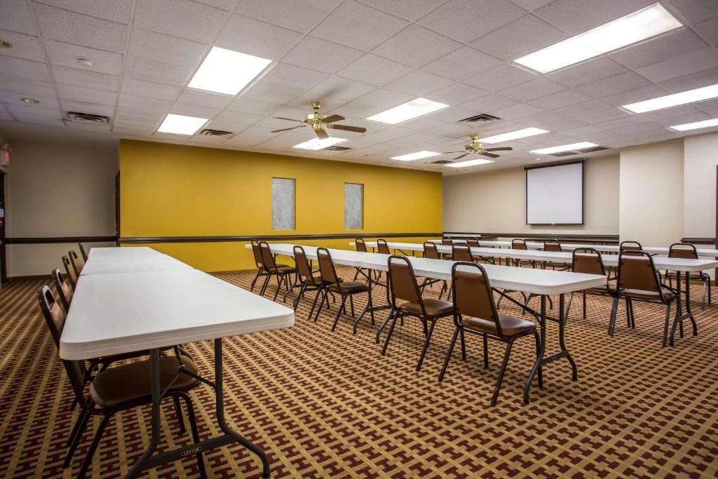 Econo Lodge Salisbury image 18
