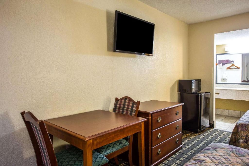Econo Lodge Salisbury image 21