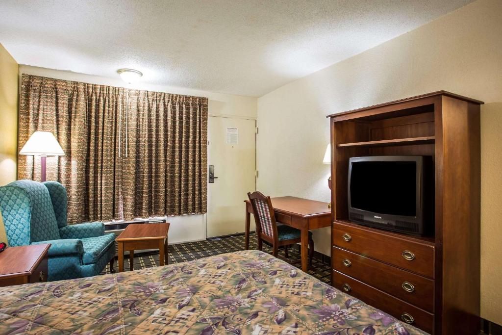 Econo Lodge Salisbury image 22